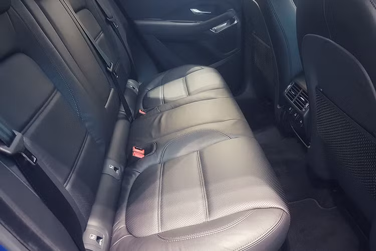 Ngoài ra xe cũng có 4 cổng điện 12V và 5 cổng USB cho phép sạc các thiệt bị ngoại vi trên xe. Jaguar E-Pace còn nổi bật với khoang hành lý rộng rãi với dung tích lên đến 441 lít. Hệ thống Configurable Dynamics trên Jaguar E-Pace cho phép lái xe có thể kiểm soát nhiều hơn với các thiết lập cá nhân cho bộ điều chỉnh, truyền dẫn tự động, hệ thống lái, và hệ thống ổn định xe chủ động Adaptive Dynamics.