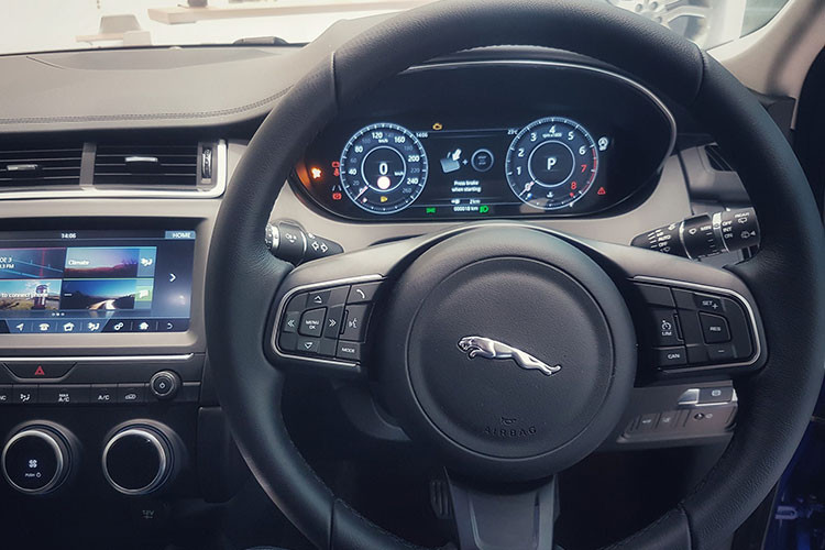 Chủ nhân của chiếc xe còn có thể làm nóng, làm mát chiếc xe và thậm chí khởi động Jaguar E-Pace từ xa bằng cách sử dụng InControl. Nhiều kết nối kỹ thuật số cũng được tích hợp trên Jaguar E-Pace như Bluetooth, AUX, USB và cả điểm phát sóng Wifi 4G cho tối đa 8 thiết bị kết nối một lúc.