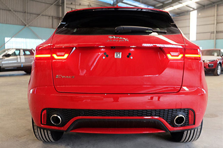 Công nghệ đèn LED được thiết kế để song hành với chiếc xe xuyên suốt dòng đời sản phẩm. Ngoài ra, công nghệ này cũng tiêu tốn ít năng lượng hơn, giúp cải thiện mức tiêu hao nhiên liệu. Khách hàng Việt cũng có thể đặt thêm tuỳ chọn đèn chiếu sáng LED ma trận đi kèm đèn báo rẽ Animated Directional Indicators để tăng khả năng nhận diện.