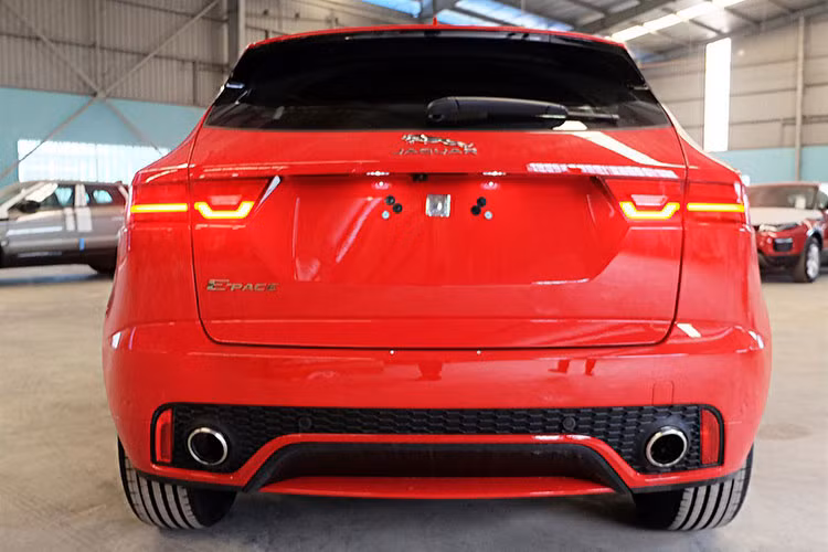 Công nghệ đèn LED được thiết kế để song hành với chiếc xe xuyên suốt dòng đời sản phẩm. Ngoài ra, công nghệ này cũng tiêu tốn ít năng lượng hơn, giúp cải thiện mức tiêu hao nhiên liệu. Khách hàng Việt cũng có thể đặt thêm tuỳ chọn đèn chiếu sáng LED ma trận đi kèm đèn báo rẽ Animated Directional Indicators để tăng khả năng nhận diện.