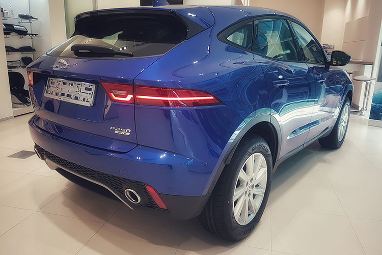 Jaguar E-Pace được tích hợp các công nghệ an toàn và hỗ trợ lái mới nhất bao gồm một camera thu phát để can thiệp hệ thống phanh khẩn cấp tự động tiên tiến, cũng như để phát hiện người đi bộ, Hỗ trợ giữ làn đường và hệ thống Nhận diện biển báo giao thông, hệ thống Kiểm soát tốc độ thông minh và Hệ thống giám sát tình trạng người lái...