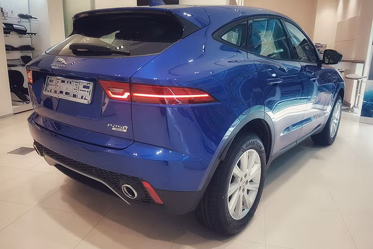 Jaguar E-Pace được tích hợp các công nghệ an toàn và hỗ trợ lái mới nhất bao gồm một camera thu phát để can thiệp hệ thống phanh khẩn cấp tự động tiên tiến, cũng như để phát hiện người đi bộ, Hỗ trợ giữ làn đường và hệ thống Nhận diện biển báo giao thông, hệ thống Kiểm soát tốc độ thông minh và Hệ thống giám sát tình trạng người lái...