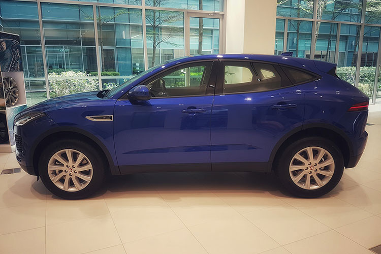 Xe sở hữu động cơ Ingenium xăng và dầu cùng hệ dẫn động tuỳ chọn AWD hoặc cầu trước. Động cơ xăng turbo Ingenium cho công suất 296 mã lực, khả năng tăng tốc từ 0-100km/h chỉ trong 6,4 giây trước khi đạt tốc độ tối đa đạt 243 km/h. Ở phiên bản động cơ Ingenmium dầu, hệ thống dẫn động cầu trước cho công suất 148 mã lực.