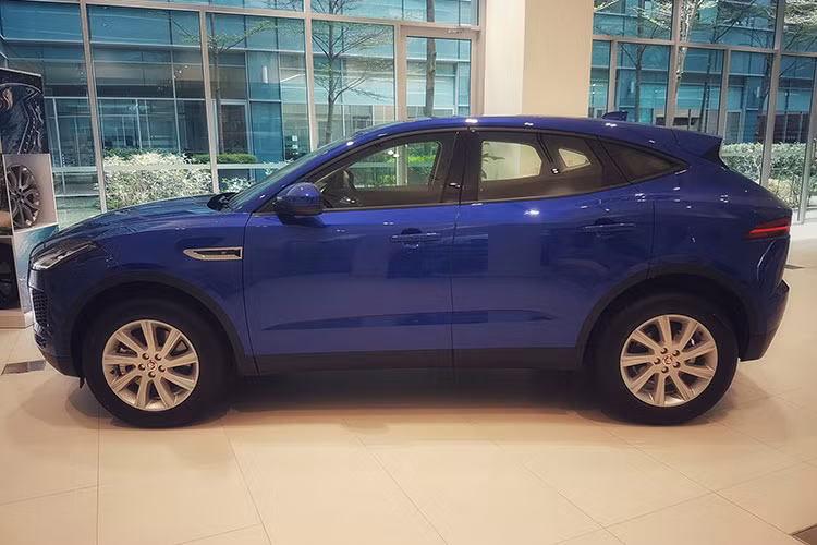 Xe sở hữu động cơ Ingenium xăng và dầu cùng hệ dẫn động tuỳ chọn AWD hoặc cầu trước. Động cơ xăng turbo Ingenium cho công suất 296 mã lực, khả năng tăng tốc từ 0-100km/h chỉ trong 6,4 giây trước khi đạt tốc độ tối đa đạt 243 km/h. Ở phiên bản động cơ Ingenmium dầu, hệ thống dẫn động cầu trước cho công suất 148 mã lực.