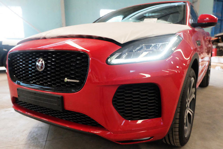 Mẫu xe SUV thể thao hạng sang cỡ nhỏ Jaguar E-Pace 2018 mới đã chính thức cập bến Việt Nam theo dạng nhập khẩu chính hãng để chuẩn bị sẵn sàng cho sự ra mắt tại triển lãm Ô tô Việt Nam 2018 diễn ra tại trung tâm triển lãm SECC, tại TP HCM vào ngày 24/10/2018 tới đây.