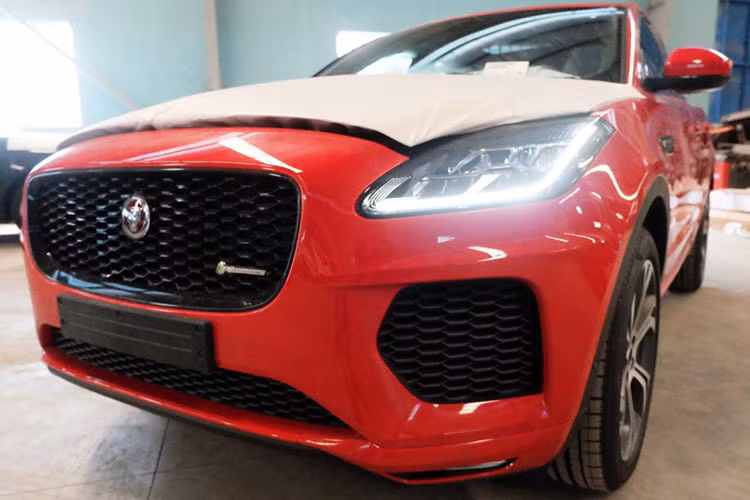 Mẫu xe SUV thể thao hạng sang cỡ nhỏ Jaguar E-Pace 2018 mới đã chính thức cập bến Việt Nam theo dạng nhập khẩu chính hãng để chuẩn bị sẵn sàng cho sự ra mắt tại triển lãm Ô tô Việt Nam 2018 diễn ra tại trung tâm triển lãm SECC, tại TP HCM vào ngày 24/10/2018 tới đây.