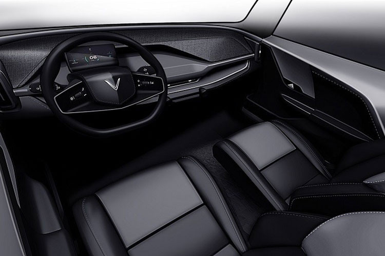 Bên trong VinFast VF3 là không gian nội thất 2 hàng ghế với 5 chỗ ngồi. Xe được trang bị vô lăng vát đáy với 2 chấu tích hợp thanh cuộn, không có màn hình giải trí trung tâm mà chỉ có 1 màn hình 8 inch nằm phía sau vô lăng, tương tự phong cách của Wuling Hongguang Mini EV. Bên cạnh đó là ghế bọc da và không có bệ tì tay trung tâm ở giữa 2 ghế trước.