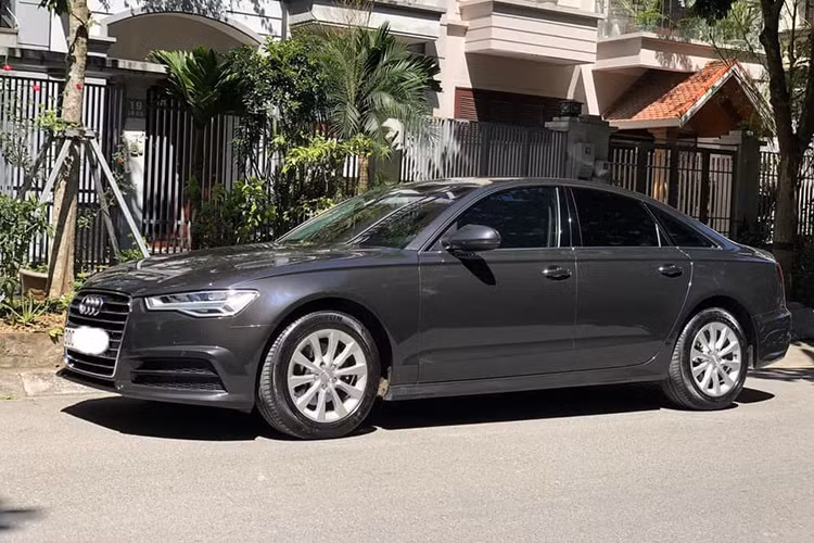 Về ngoại hình, kích thước của Audi A6 đời 2018 lớn một chút so với phiên bản cũ, cho xe phong cách phóng khoáng, mạnh mẽ hơn. Cụ thể kích thước Dài x Rộng x Cao tương ứng 4.933 x 2.086 x 1.455mm và trục cơ sở 2.912mm, khoang hành lý có thể tích 530L.