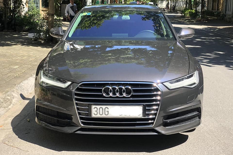 Mẫu xe sang Audi A6 2018 tại Việt Nam sở hữu lưới tản nhiệt khung đơn cũng được làm mới. Audi A6 gây ấn tượng mạnh mẽ với thiết kế của đèn pha và đèn hậu. Audi trang bị cho A6 mới 3 tùy chọn đèn pha khác nhau, trong đó cao cấp nhất là đèn Matrix LED.