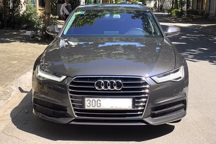 Mẫu xe sang Audi A6 2018 tại Việt Nam sở hữu lưới tản nhiệt khung đơn cũng được làm mới. Audi A6 gây ấn tượng mạnh mẽ với thiết kế của đèn pha và đèn hậu. Audi trang bị cho A6 mới 3 tùy chọn đèn pha khác nhau, trong đó cao cấp nhất là đèn Matrix LED.