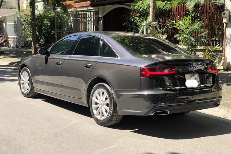 Phần đuôi xe cũng tương tự với đèn hậu LED ngắn nằm đứng kéo dài sang hai bên, còn có thể kể đến nẹp lướt gió tích hợp ở cốp xe. Phiên bản tiêu chuẩn của Audi A6 2018 được trang bị vành 17 inch, cảm biến cảnh báo áp suất lốp. Hệ thống ống xả được đặt hai bên.