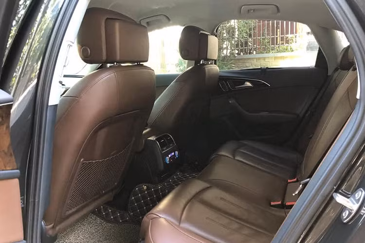 Ngoài ra, trên mẫu xe sang Audi A6 này, nó còn sở hữu hàng ghế trước có sưởi và massage. Audi cũng trang bị chìa khóa kết nối và 2 gói trang bị đèn ambient, giúp cho chiếc xe nổi bật và đậm dấu ấn cá nhân hơn.