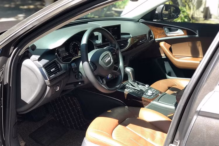 Không gian nội thất của Audi A6 2018 được nhà sản xuất thiết kế tương tự như "đàn anh" A7 và được sử dụng các vật liệu cao cấp với nhiều trang trí bằng kim loại và các tiện ích cao cấp... Nhờ việc tăng kích thước xe vậy mà không gian nội thất của xe trở hên thoải mái cho người sử dụng thêm khoảng không phía trên đầu. 