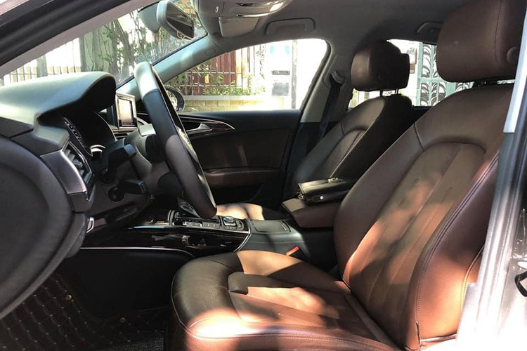 Những trang bị giá trị khác có thể kể đến như cửa sổ trời panoramic, hệ thống âm thanh cao cấp của Bang &amp; Olufsen, tùy chọn gói xử lý chất lượng không khí với bộ ion-hóa và bộ xức nước hoa. Hệ thống đèn viền chiếu sáng nội thất thay đổi màu sắc cũng đem lại ấn tượng cho bên trong chiếc A6 phiên bản 2018.