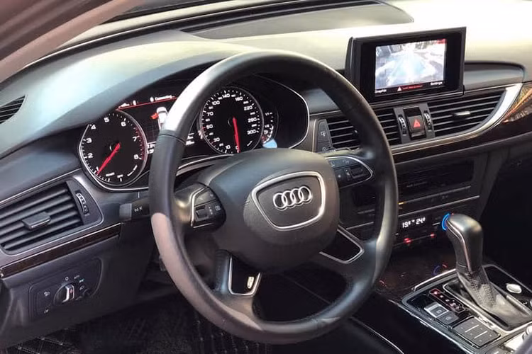 Xe sở hữu vô lăng 4 chấu cùng các nút bấm linh hoạt, tiện dụng. Phiên bản trang bị cao có bảng đồng hồ kỹ thuật số 12,3 inch, hệ thống thông tin trung tâm 10,1 inch và một hiển thị 8,6 inch ở vị trí thấp hơn cho phép điều khiển điều hòa không khí và các tính năng khác.