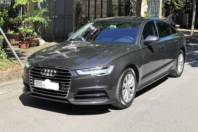 Chiếc xe sang Audi A6 2018 cũ chỉ mới lăn bánh khoảng hơn 13.000km đang được chảu nhân rao bán lại tại sàn xe cũ Hà Nội. Sau hai năm sử dụng chiếc xe sang Audi A6 phiên bản 1.8 TFSI này được đánh gái còn khá nguyên bản cả về ngoại thất lẫn bên trong.