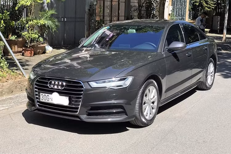 Chiếc xe sang Audi A6 2018 cũ chỉ mới lăn bánh khoảng hơn 13.000km đang được chảu nhân rao bán lại tại sàn xe cũ Hà Nội. Sau hai năm sử dụng chiếc xe sang Audi A6 phiên bản 1.8 TFSI này được đánh gái còn khá nguyên bản cả về ngoại thất lẫn bên trong.