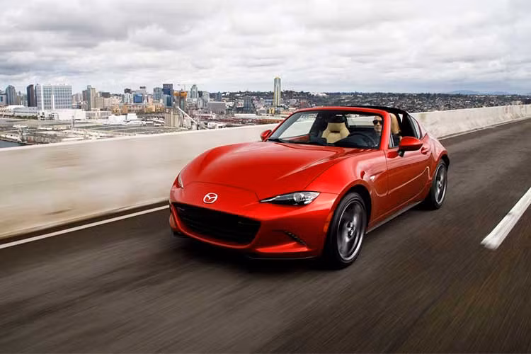 Tuy nhiên, nhờ trọng lượng rất thấp cùng với khả năng điều khiển vô cùng chính xác và mượt mà, MX-5 Miata vẫn cho thấy sự thú vị khi cầm lái nó. Bên cạnh những điểm cộng này, chiếc roadster đến từ Nhật Bản vẫn còn một số hạn chế, ví dụ như bộ ghế tựa khá mỏng và không tạo cảm giác thoải mái, trong khi cabin cũng không được rộng rãi.