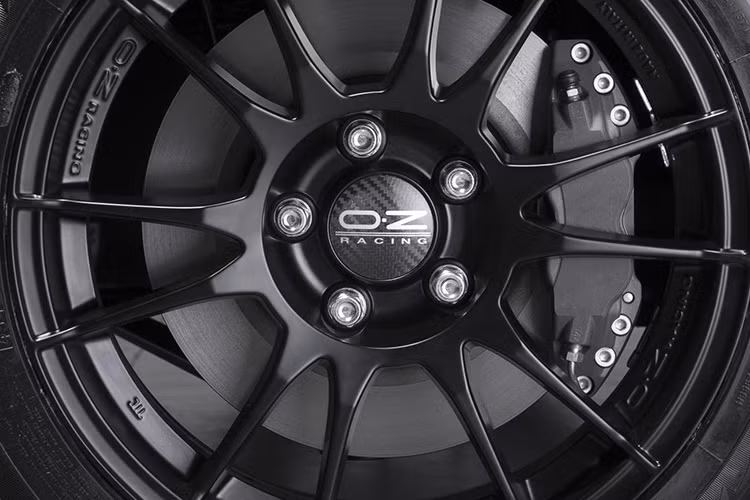 Đi kèm với khối động cơ này là hộp số sàn 6 cấp truyền công suất đến trục sau của xe. Kết hợp với trọng lượng chỉ dừng lại ở con số 700 kg, nó có thể tăng tốc lên 96 km/h trong 3 giây và đạt vận tốc cao nhất 250 km/h.