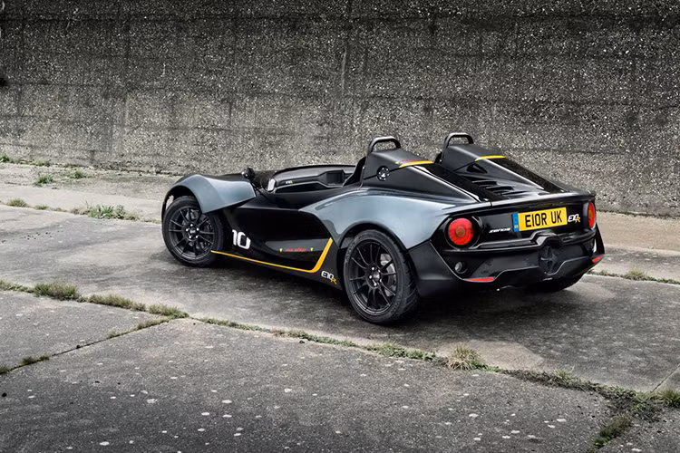 Mặc dù mới chỉ là phiên bản chế tạo để chạy thử nghiệm nhưng E10 R sẽ sớm được đưa vào sản xuất và chiếm vị trí dẫn đầu trong phân khúc cấp cao của Zenos.