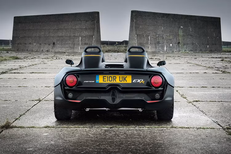 Bản đặc biệt sẽ được trang bị bộ đai an toàn 6 điểm, các chi tiết bằng carbon và da được hoàn thiện cho nột thất bên trong, hệ thống phuộc Bilstein, các heo dầu phanh tốt hơn cùng màu sơn theo ý thích của khách hàng với decal cực bắt mắt.