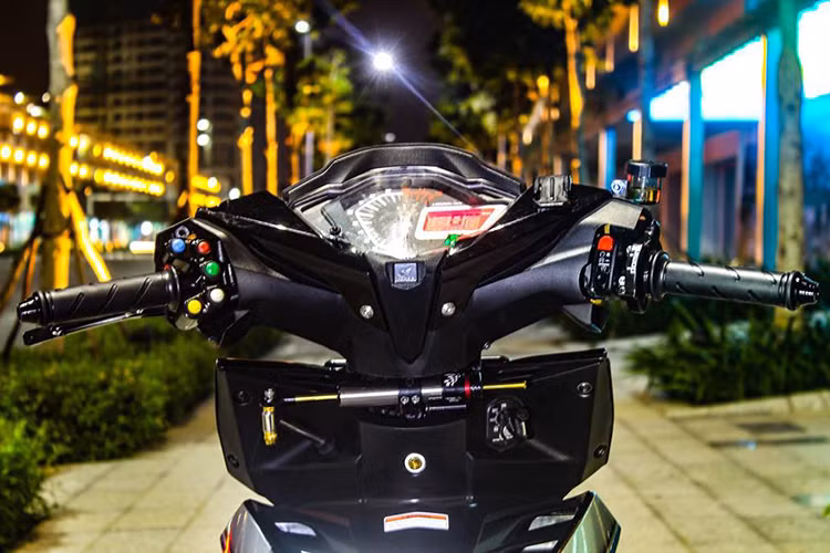 Ngoài ra, xe còn được trang bị bộ đôi cùm công tắc Ducabike (bên trái) và Domino kết hợp cùng cùm tăng (bên phải), trợ lực mang thương hiệu Matris được trang bị giúp giữ vững tay lái ở tốc độ cao cũng như tăng độ khi sử dụng trên đường trường. Thêm vào đó là loạt ốc kiểng làm tăng thêm giá trị thâm mỹ cho chiếc xe côn tay cỡ nhỏ nhà Honda.