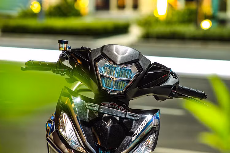 Phần đầu của xe được độ nhẹ với cùm thắng Brembo bình dầu rời, cánh trái tay côn đến từ thương hiệu CRG, mặt nạ gắn thêm pas biển số trước tựa như mẫu xe Honda GTR 150 được phát triển tại thị trường Indonesia .