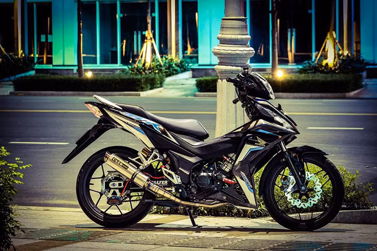 Là một mẫu xe máy "hàng hot" cho đa dạng các đối tượng sử dụng, chính vì vậy Winner 150 cũng đã nhanh chóng dành được sự quan tâm của dân độ xe với nhiều bản độ khác nhau được nhanh chóng ra đời. Chiếc Winner trong bài viết này dù chỉ được độ đơn giản nhưng vẫn tạo ra được cá tính riêng với những đồ chơi trang trí đẹp mắt.