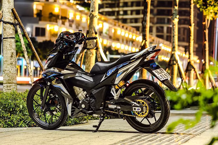 Khoác cho mình bộ cánh đậm chất thể thao với tên gọi GTR 150 đến từ Indo, tổng thể có thể thấy xe đã lên khá nhiều đồ chơi kiểng hàng hiệu như; hệ thống phanh đĩa trước sau, nhông xích, hệ thống giảm sóc...