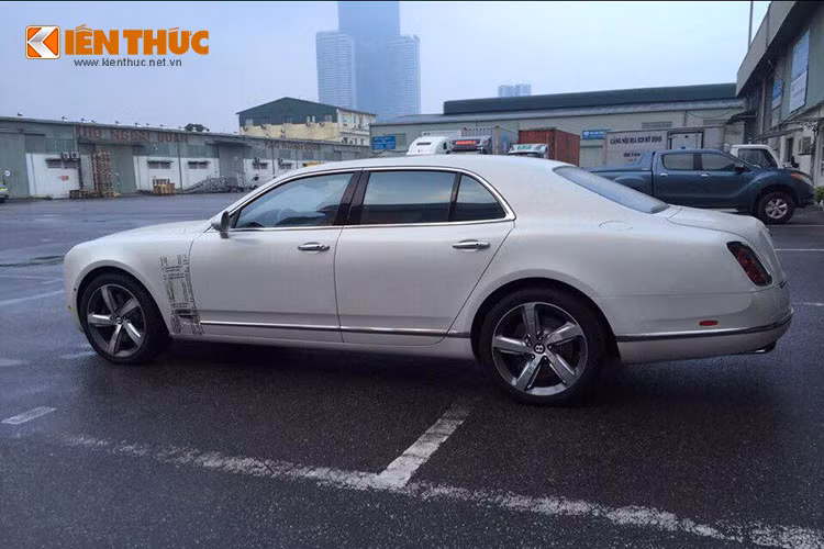Bentley Mulsanne Speed là phiên bản hiệu năng cao hơn của dòng xe siêu sang Mulsanne cao cấp nhất, cạnh tranh trực tiếp với Rolls-Royce Phantom. Trái với vẻ "uy nghi" của Phantom, dòng Mulsanne sở hữu thiết kế mềm mại hơn, tinh tế hơn.