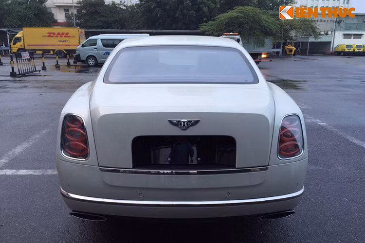 Chiếc Mulsanne Speed 2016 sở hữu nội thất được ốp gỗ cao cấp theo ý của chủ xe. Khách hàng có thể lựa chọn giữa 6 cách phối màu, 24 màu nội thất và 10 loại vật liệu ốp khác nhau, trong đó có ốp sợi carbon mới xuất hiện trên phiên bản này.