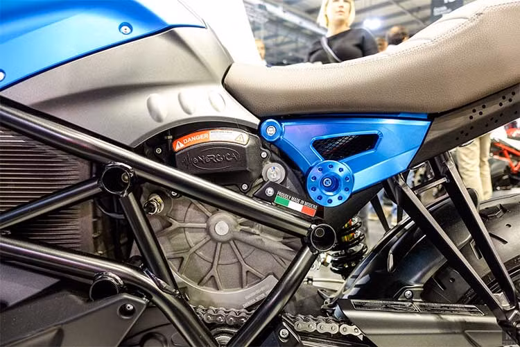 Xe có 3 màu là trắng bạc, xanh lam và đen ánh kim khi tung ra thị trường. Với thiết kế pha trộn hài hòa giữa cổ điển và hiện đại, pin công suất cao, tích hợp nhiều tính năng tiên tiến, Eva EsseEsse9 chạy điện được dự đoán sẽ là một sản phẩm tiềm năng gây dấu ấn trong thời gian tới.