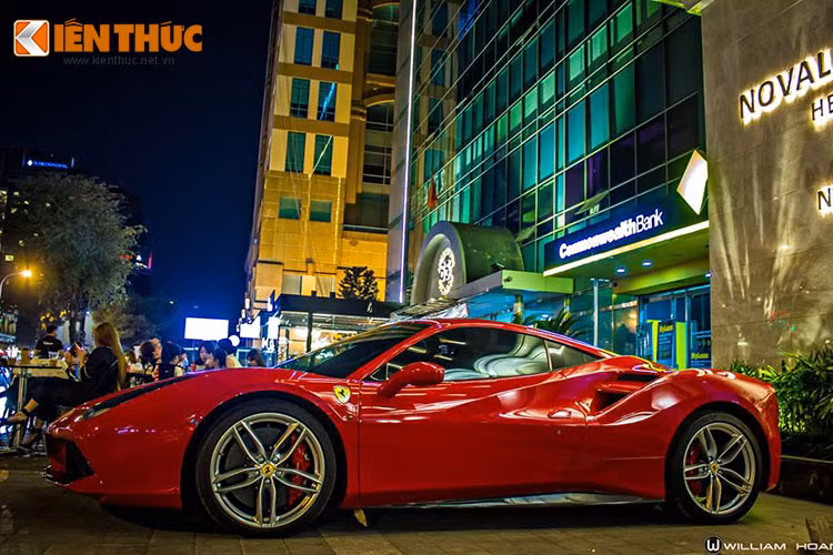 Điểm nhấn ở hai bên hông xe là phần hốc hút gió cỡ lớn, các khe gió này được chia làm hai phần riêng biệt bằng một thanh cản ở giữa. Ngoài ra, xe còn sở hữu bộ la-zăng tiêu chuẩn làm từ hợp kim nhôm, 5 chấu kép, đường kính 20 inch, đi cùng hệ thống phanh gốm/carbon hiệu suất cao.