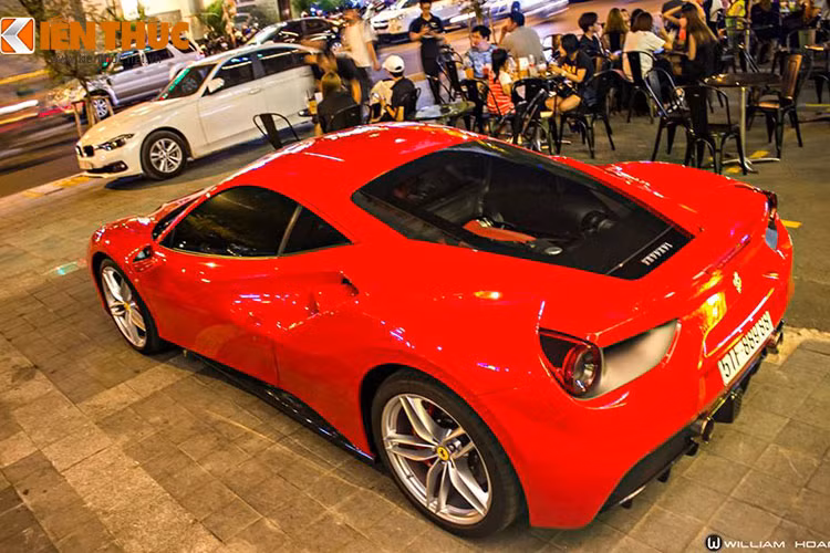 488 GTB sở hữu động cơ V8 3.9 lít, công suất cực đại lên tới 670 mã lực tại vòng tua 8.000 vòng/phút, momen xoắn cực đại 760 Nm. Nhờ vậy, xe có thể tăng tốc từ 0-100 km/h trong chưa đầy 3,0 giây, và từ 0-200 km/h chỉ trong 8,3 giây, trước khi đạt tốc độ tối đa vượt quá 330 km/h.