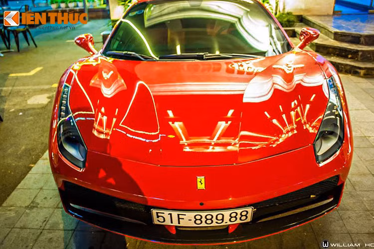 Phần cản trước của 488 GTB được hãng xe Ý - Ferrari tạo hình rộng, với hai đầu được vuốt lên để nâng cao tính khí động lực học đồng thời tăng cường luồng gió đi vào làm mát má phanh.