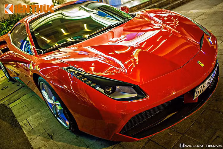 Cản trước của xe được chia làm 3 khoang riêng biệt, cụm đèn pha trước được sử dụng hệ thống đèn LED cường độ cao nhằm tăng độ sáng. Ngoài ra, 2 hốc gió cỡ lớn bên hông kết hợp cùng những đường gân nổi mang đến ngoại hình dữ dằn cho kẻ kế nhiệm Ferrari 458 Italia.