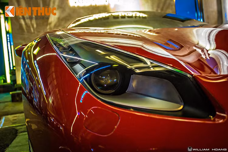 Hệ thống đèn pha bi-xenon kết hợp với dải LED trên thế hệ trước đã được thay bằng đèn pha full LED cho hiệu quả chiếu sáng rõ rệt, đồng thời tiết kiệm năng lượng hơn. Nắp ca-pô cũng không xuất hiện nhiều khe hút khí như 458.