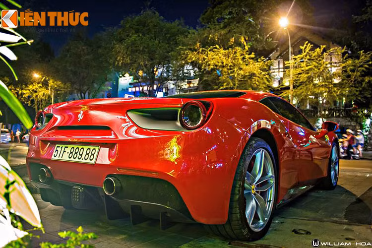 Bên trong Ferrari 488 GTB có thiết kế khá năng động và mạnh mẽ. Cũng như những chiếc xe khác, 488 GTB có một cụm điều khiển ở giữa hai ghế, các lỗ thông hơi hệ thống điều hòa ở cạnh cửa và giữa bảng điều khiển, nhằm tối ưu hóa cho người sử dụng.