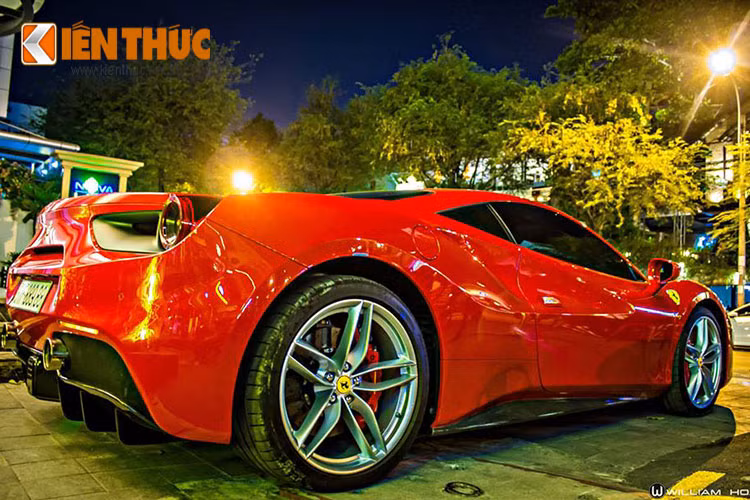 Điểm khác biệt rõ nét nhất của 488 GTB là hai ống xả được tách biệt, họng pô cũng lớn hơn, trong khi trên 458, cụm ống xả ba họng được đặt ở giữa cản sau. đèn phanh dạng LED 12 bóng nằm giữa, có thiết kế tương tự như những chiếc siêu xe đua F1.