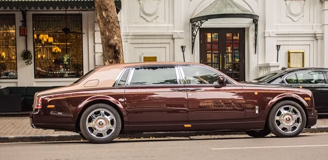 Siêu xe Rolls-Royce Phantom phiên bản Lửa Thiêng dựa trên chassis Phantom với trục cơ sở dài (EWB), với màu sơn 2 tông màu đặc biệt là tím hồng và ghi sáng cực kỳ ấn tượng.