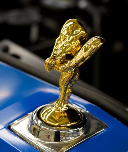 Ở phiên bản đặc biệt này, biểu tượng mascot Spirit of Ecstasy và logo Rolls-Royce nằm trên lưới tản nhiệt của xe đều được mạ vàng 24K, tạo cho xe một vẻ đẹp cực kỳ cao cấp và sang trọng.