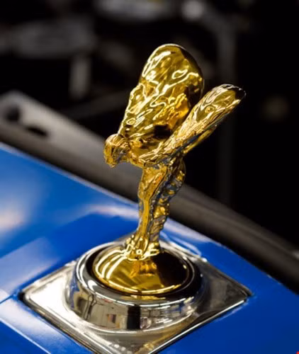 Ở phiên bản đặc biệt này, biểu tượng mascot Spirit of Ecstasy và logo Rolls-Royce nằm trên lưới tản nhiệt của xe đều được mạ vàng 24K, tạo cho xe một vẻ đẹp cực kỳ cao cấp và sang trọng.