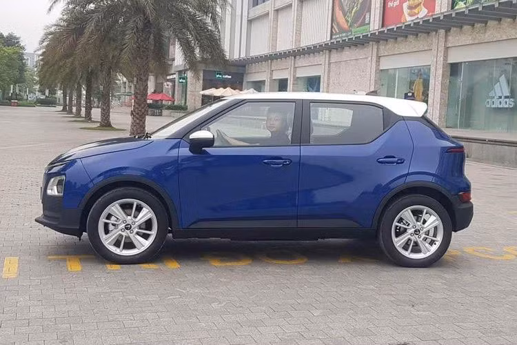 Về tính năng an toàn, VinFast VF5 Plus trang bị nhiều công nghệ như giám sát hành trình cơ bản, cảnh báo giao thông phía sau, cảnh báo điểm mù, cảnh báo luồng giao thông đến khi mở cửa, hỗ trợ đỗ xe phía sau, hỗ trợ phanh khẩn cấp, hệ thống cân bằng điện tử, hỗ trợ khởi hành ngang dốc, giám sát áp suất lốp. 