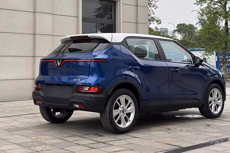 VinFast VF5 2023 sở hữu chung ngôn ngữ thiết kế với các “đàn anh” VF8 và VF9. Nhìn từ bên ngoài, xe gây ấn tượng bởi những mảng vuông rắn chắc, mạnh mẽ. Dù có kích thước không quá nổi bật nhưng VF5 vẫn có thể chiều lòng nhiều khách hàng khó tính với triết lý đầy tính tương lai của xe điện.