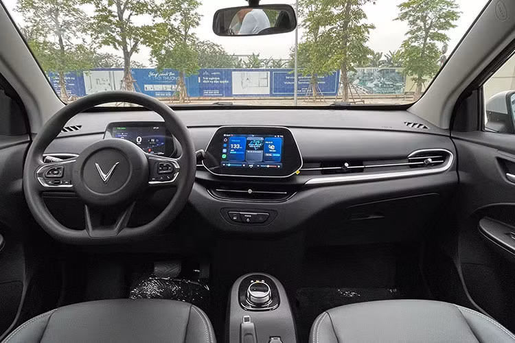 Với các thông số được hãng xe Việt đưa ra, VinFast VF5 Plus có khả năng vận hành linh hoạt, mạnh mẽ và đặc biệt phù hợp với giao thông trong đô thị. So với mẫu xe anh em VF e34, VF5 Plus có quãng đường di chuyển dài hơn khoảng 15 km sau mỗi lần sạc đầy pin.