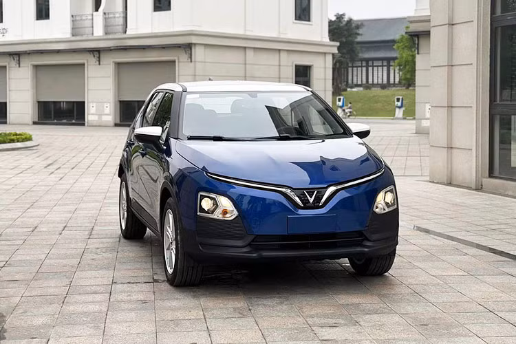 Đầu xe VinFast VF5 2023 với đèn LED tạo hình chữ V truyền thống là dải chrome bóng loáng ôm trọn logo. Cụm đèn pha halogen nằm phía trước thiết kế vuông vức có tính năng tự động bật/tắt - đây có thể xem là một điểm yếu của xe trong khi các đối thủ đều được trang bị hệ thống chiếu sáng dạng LED.