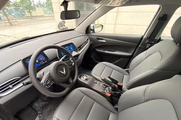 Tương tự các mẫu ôtô điện VinFast đang phân phối trên thị trường, VinFast VF5 Plus trang bị hàng loạt công nghệ tiên tiến như thiết lập, theo dõi, ghi nhớ hồ sơ người lái, định vị vị trí xe từ xa, chẩn đoán lỗi trên xe tự động, giám sát và cảnh báo xâm nhập trái phép, đề xuất lịch bảo trì, bảo dưỡng tự động…