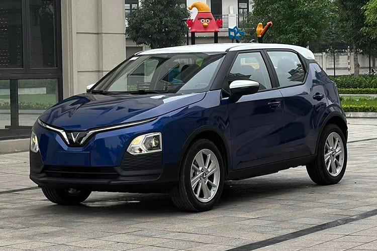 Giá xe VinFast VF5 Plus 2023 được công bố là 458 triệu đồng (chưa bao gồm pin) và 538 triệu đồng (bao gồm pin), hướng đến mục tiêu phổ cập hóa xe điện tại Việt Nam. Những chiếc VinFast VF5 Plus đầu tiên sẽ bàn giao cho khách Việt ngay trong tháng 4/2023 này.