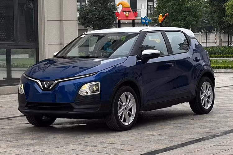 Giá xe VinFast VF5 Plus 2023 được công bố là 458 triệu đồng (chưa bao gồm pin) và 538 triệu đồng (bao gồm pin), hướng đến mục tiêu phổ cập hóa xe điện tại Việt Nam. Những chiếc VinFast VF5 Plus đầu tiên sẽ bàn giao cho khách Việt ngay trong tháng 4/2023 này.