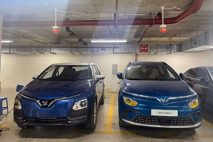 Giá thuê pin cố định là 1,6 triệu đồng/tháng (không bao gồm chi phí sạc). Khách mua xe sẽ được cố định giá thuê pin suốt vòng đời sản phẩm theo giá tại thời điểm nhận xe. VinFast VF5 Plus bảo hành chính hãng 7 năm hoặc 140.000 km, tùy điều kiện nào đến trước.